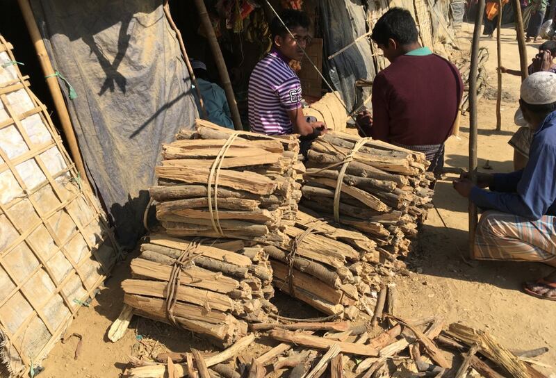 কুতুপালং শিবিরের কাছে একটি লাকড়ির দোকান। ১০ এপ্রিল ২০১৮।