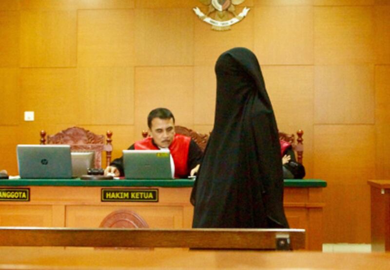 Terdakwa Nurmi Usman, istri Mohammad Basri, menjalani persidangan di Pengadilan Negeri Jakarta Timur, Rabu, 7 Juli 2017.