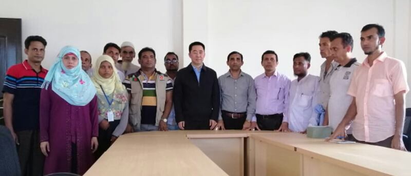কুতুপালং ক্যাম্প-২ এর ক্যাম্প ইনচার্জের কার্যালয়ে রোহিঙ্গাদের সাথে বৈঠকের পর বাংলাদেশে নিযুক্ত চীনা রাষ্ট্রদূত ঝ্যাং ঝু। ১১ জুন ২০১৯।