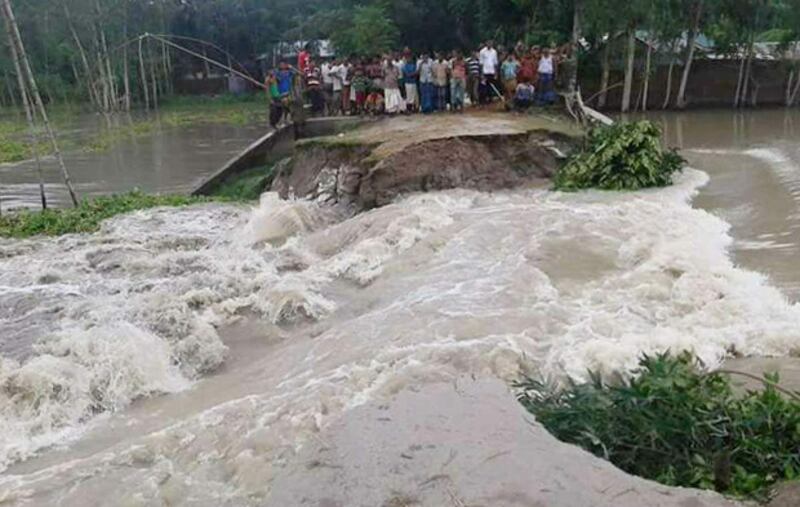 কুড়িগ্রামে চোখের সামনে পানির তোড়ে ভেসে যাচ্ছে চলাচলের সড়ক। আগস্ট ১৪, ২০১৭।