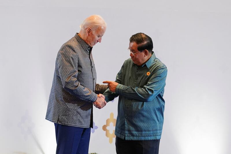 221112_ASEAN-SUMMIT-BIDEN-HUNSEN.JPG