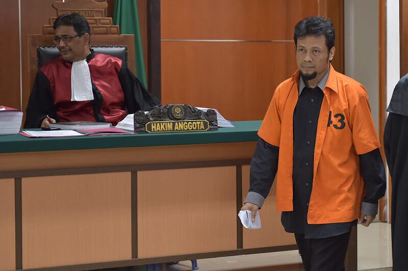 Defendant Tuah Febriwansyah (alias Muhammad Fachry) arrives for his trial at the West Jakarta district court, Oct. 12, 2015. (AFP)