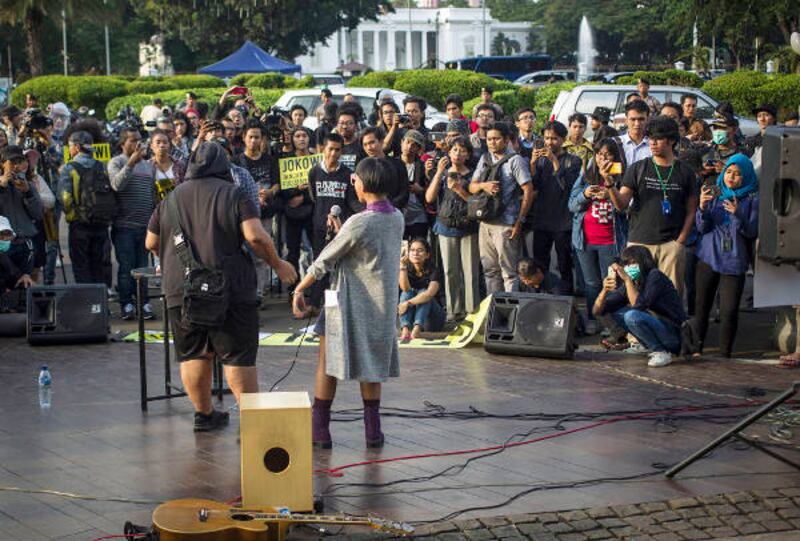 Aktivis menggelar aksi damai di depan Istana Negara Jakarta, 11 April 2018, untuk menuntut pengungkapan kekerasan yang menimpa Novel Baswedan. (Afriadi Hikmal/BeritaBenar)