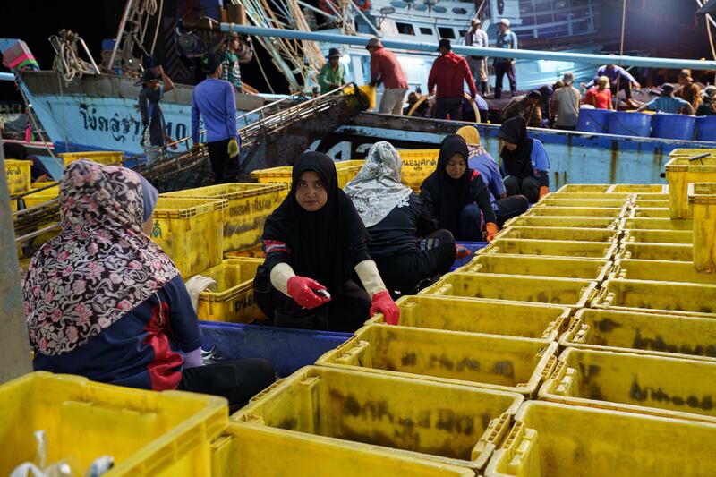 TH-fish-ss3 06-muslim-women-pattani.JPG