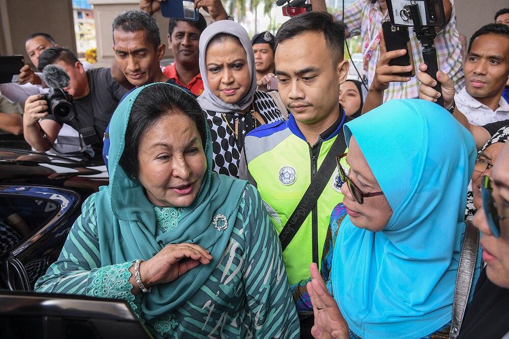 Isteri bekas Perdana Menteri Rosmah Mansor meninggalkan Kompleks Mahkamah Kuala Lumpur, selepas didakwa sekali lagi di Mahkamah Sesyen atas pertuduhan baharu menerima rasuah RM5 juta, 10 April 2019.