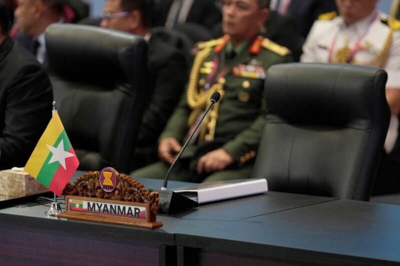 Kursi yang diperuntukkan bagi ketua delegasi Myanmar dibiarkan kosong saat sesi pembukaan Pertemuan Menteri Pertahanan ASEAN di Jakarta, 15 November 2023. [Dita Alangkara/Pool/Reuters]