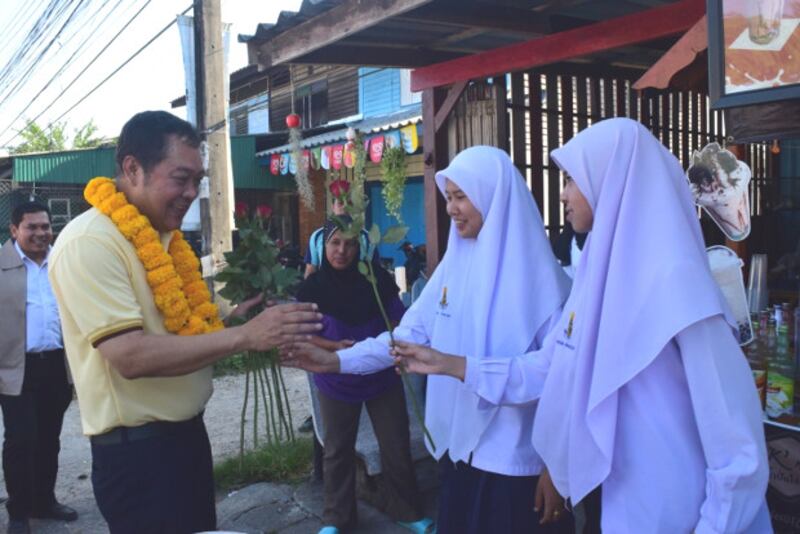 พ.ต.อ.ทวี สอดส่อง เลขาธิการพรรคประชาชาติ รับดอกไม้จากนักเรียนในระหว่างการหาเสียง ในจังหวัดปัตตานี วันที่ 2 มีนาคม 2562 (มารียัม อัฮหมัด/เบนาร์นิวส์)
