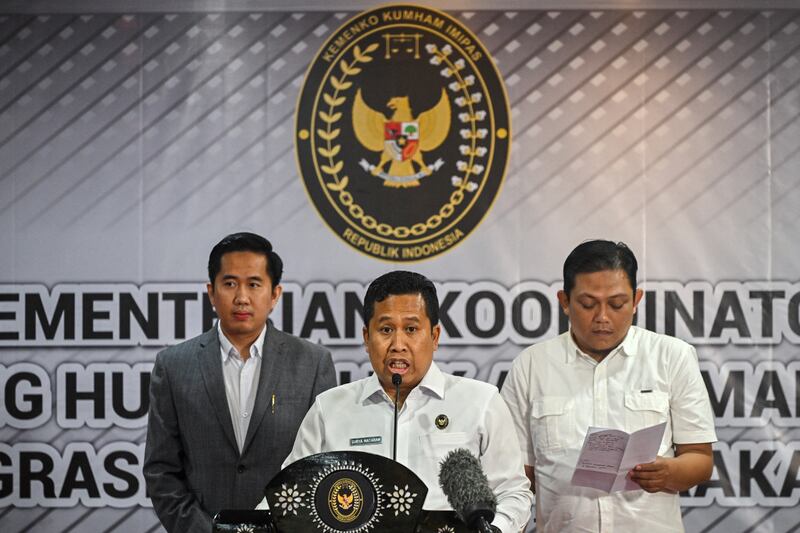 I Nyoman Gede Surya Mataram (tengah), pejabat senior di Kementerian Koordinator Hukum dan Hak Asasi Manusia, dalam konferensi pers dengan wartawan terkait pemulangan Mary Jane Veloso, seorang Filipina yang dijatuhi hukuman mati karena narkoba, di Jakarta, 16 Desember 2024. [Juni Kriswanto/AFP]