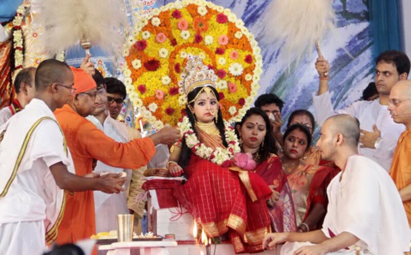 শারদীয় দুর্গা পূজার মহা-অষ্টমীতে ঢাকার রামকৃষ্ণ মিশনে কুমারিপূজা। ২৮ সেপ্টেম্বর ২০১৭।