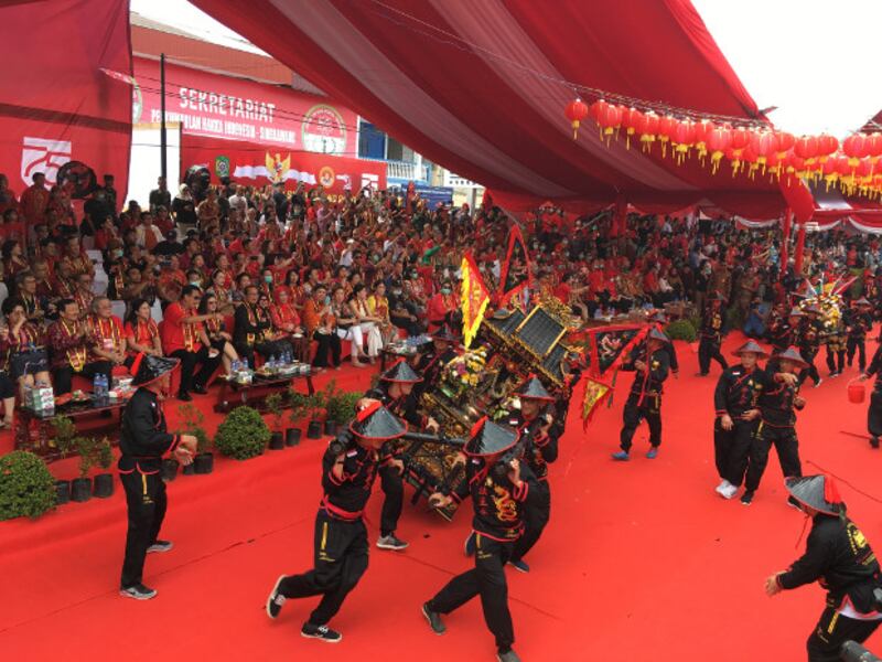 Para pemandu altar dari salah satu klenteng peserta pawai Tatung memegang erat altar yang mereka bawa yang bergerak sendiri saat melewati podium utama di parade Tatung, festival Cap Go Meh di Singkawang (8/2/2020). (Ismira Lutfia Tisnadibrata/BenarNews).