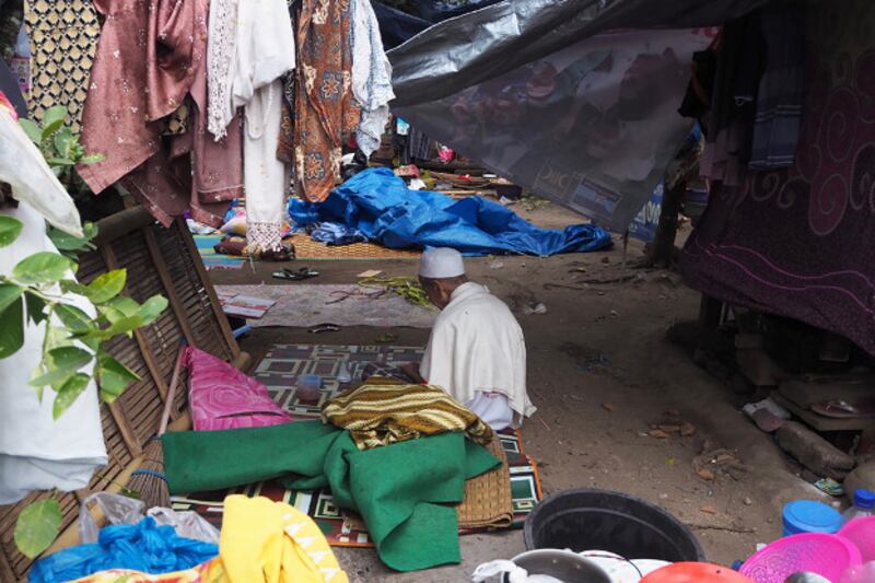 Seorang pria lanjut usia berdoa di tenda pengungsian di Lombok Barat, Nusa Tenggara Barat, 8 Agustus 2018. Anton Muhajir/BeritaBenar