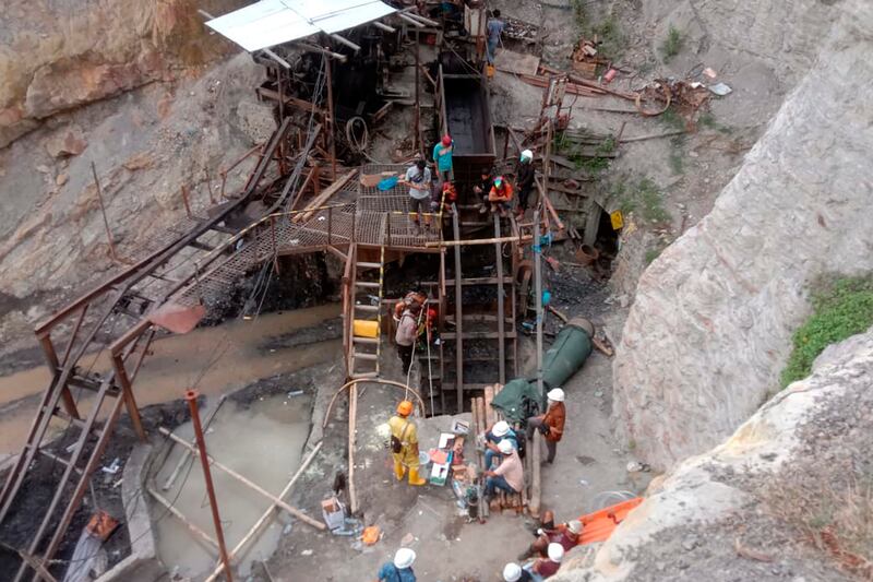 Tim pencari menunggu di pintu masuk tambang batu bara dalam upaya menyelamatkan korban ledakan di tambang batubara Sawahlunto, Sumatra Barat, pada 9 Desember 2022. Sejumlah pekerja tambang tewas dalam ledakan tersebut. [Devanya Zianisa/AP]