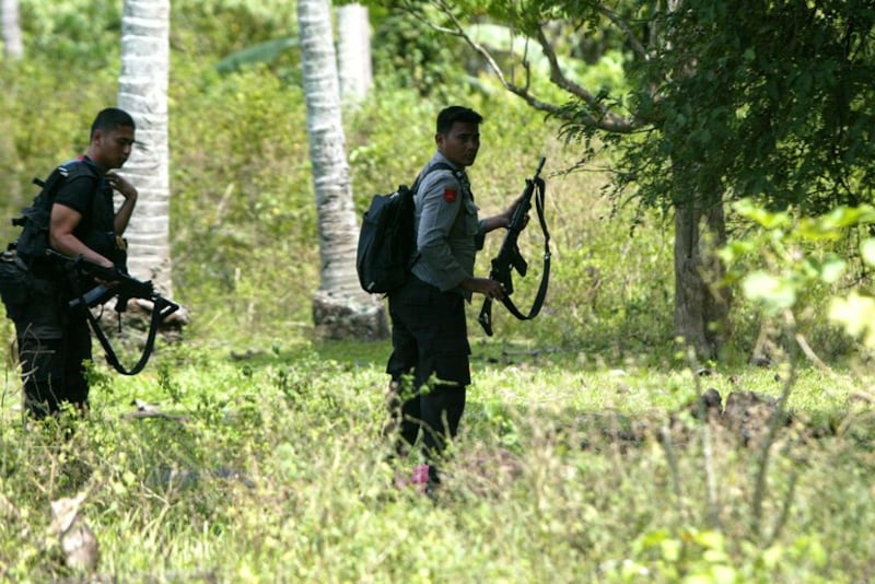 Polisi paramiliter ikut serta dalam operasi penangkapan militan yang diduga terkait dengan jaringan terorisme Asia Tenggara, Jemaah Islamiyah, di Pidie, provinsi Aceh, 7 Maret 2010. [Heri Juanda/AP]