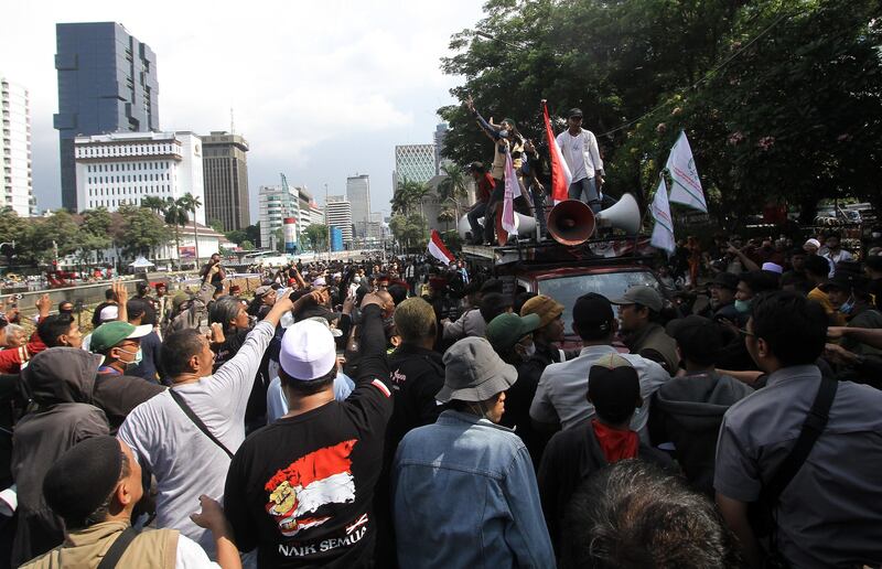 Massa yang mengatasnamakan Gerakan Nasional Pembela Rakyat beserta mahasiswa dan elemen masyakat lainnya, melakukan aksi unjukrasa menolak kenaikan BBM di kawasan Patung Kuda, Jakarta, Senin, 12 September 2022. [Eko Siswono Toyudho/Benarnews]