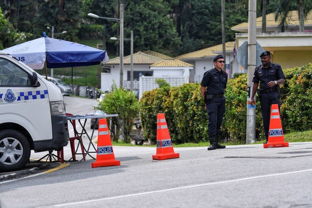 Polis mengawal kediaman peribadi bekas Perdana Menteri Malaysia Najib Razak, di Jalan Langgak Duta di Kuala Lumpur, 14 Mei 2018.
