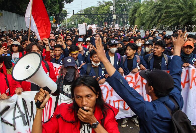 Massa dari masyarakat sipil dan mahasiswa berunjuk rasa di halaman kantor Komisi Pemilihan Umum (KPU) Pusat, Jakarta, pada Jumat, 23 Agustus 2024, sehari setelah unjuk rasa besar-besaran di berbagai daerah di Indonesia memprotes upaya DPR mementahkan keputusan Mahkamah Konstitusi terkait Undang-Undang Pilkada. [Eko Siswono Toyudho/BenarNews]