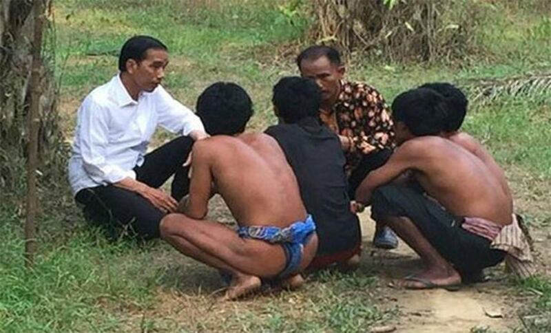 Presiden Jokowi berbincang-bincang dengan warga Suku Anak Dalam, di Sarolangun, Jambi, 30 Oktober 2015. (Dok. Setkab RI)