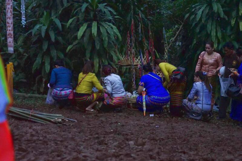 สมาชิกครอบครัวของทีมหมูป่าร่วมในพิธีทางพุทธศาสนาใกล้ถ้ำหลวง อ.แม่สาย จ.เชียงราย วันที่ 29 มิถุนายน 2561 (นนทรัฐ ไผ่เจริญ /เบนาร์นิวส์) 