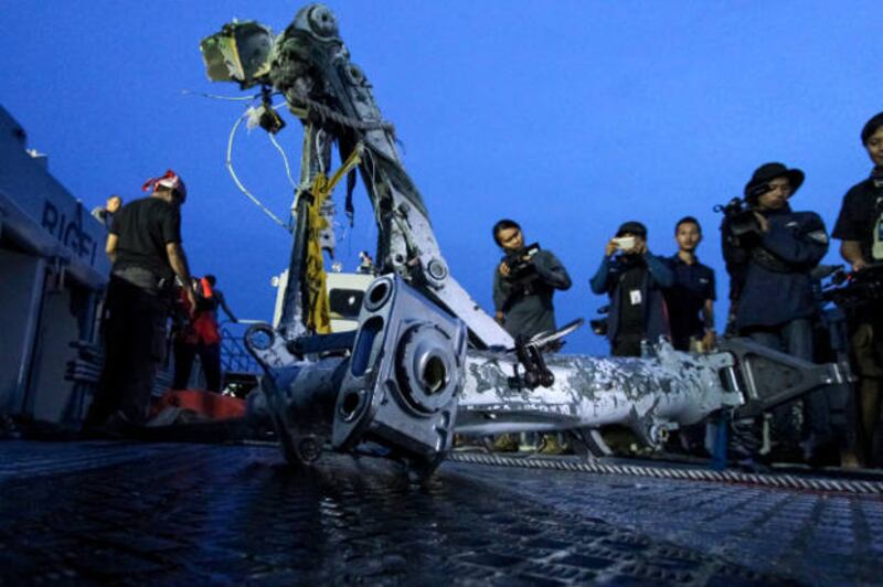 Foto tertanggal 5 November 2018 ini memperlihatkan bagian dari roda pendaratan pesawat Lion Air JT-610 yang berhasil diangkat dari bawah laut perairan Karawang 5 November 2018.