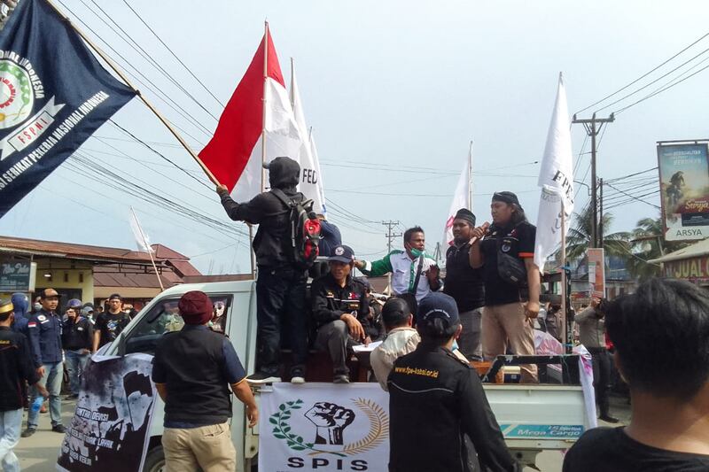 Pekerja Kawasan Industri Morowali Indonesia (IMIP) berunjuk rasa memprotes kondisi kerja mereka di Bungku, Sulawesi Selatan, pada 27 Desember 2023. [Stringer/AFP]
