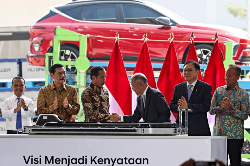 Presiden Joko Widodo berjabat tangan dengan Ketua Eksekutif Hyundai Motor Group Euisun Chung saat peluncuran pabrik produksi sel baterai pertama Indonesia untuk kendaraan listrik, di Karawang, Jawa Barat, 3 Juli 2024. [Ajeng Dinar Ulfiana/Reuters]