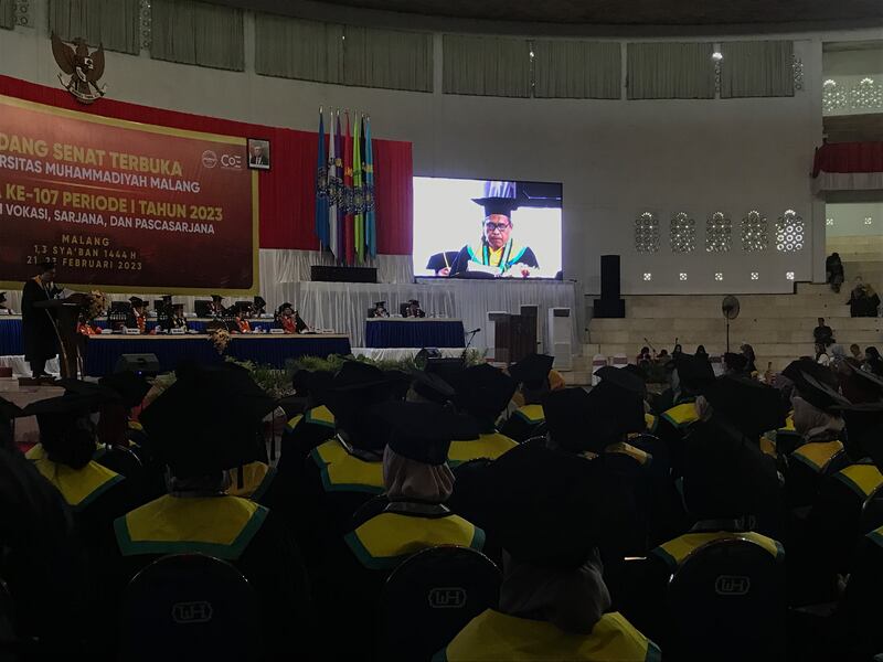 Ali Fauzi Manzi memberikan sambutan mewakili 2007 wisudawan Universitas Muhammadiyah Malang di Jawa Timur, 21 Februari 2023. [Eko Widianto/BenarNews]