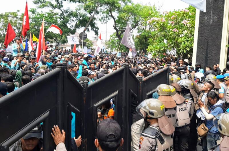 Protesters try to enter the Surakarta Regional House of Representatives in Solo, Central Java, Indonesia, Sept. 24, 2019. (Kusumasari Ayuningtyas/BenarNews)