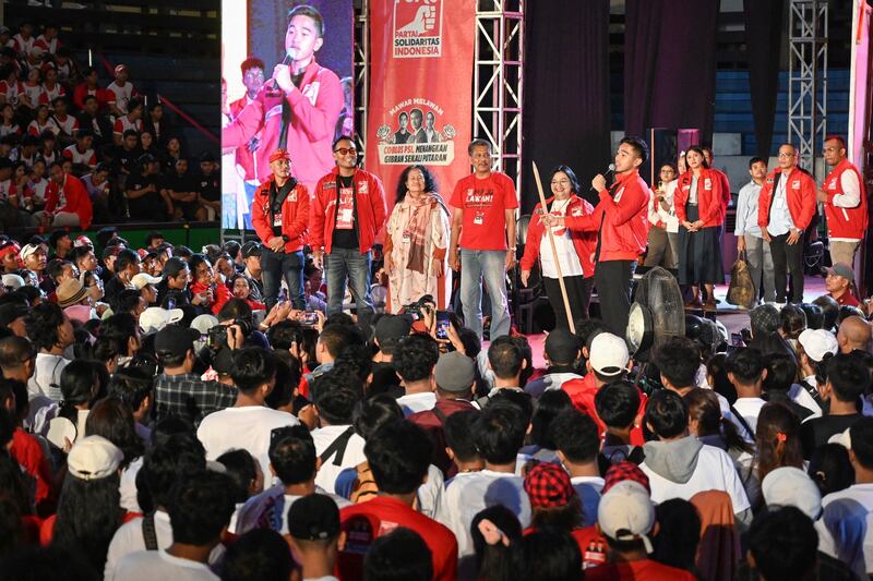 Kaesang Pangarep (tengah), Ketua Umum Partai Solidaritas Indonesia (PSI) dan putra bungsu Presiden Joko Widodo, berbicara saat acara kampanye mendukung pasangan Prabowo Subianto dan Gibran Rakabuming Raka, yang juga adalah kakak Kaesang, dalam Pemilihan Presiden 2024, di Gelanggang Olahraga Ngurah Rai di Denpasar pada 5 Februari 2024. [Sonny Tumbelaka/AFP ]
