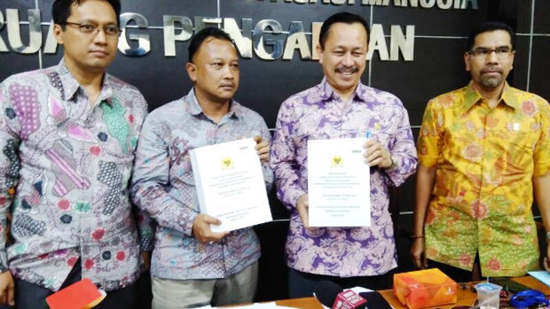 Officials of the National Commission on Human Rights (Komnas HAM) show copies of an investigative team's report on the so-called Rumoh Geudong case, during a news conference in Jakarta, Sept. 6, 2018. [Tria Dianti/BenarNews]