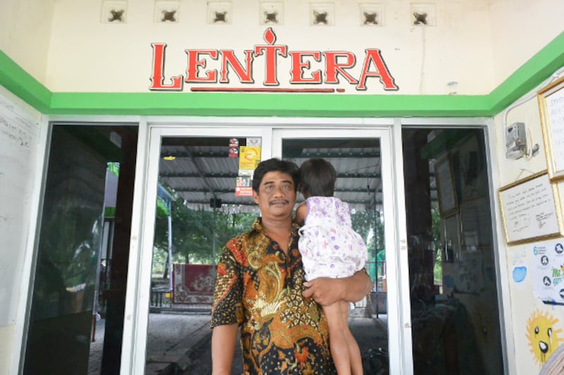 Puger Mulyono menggendong balita pengidap AIDS di Yayasan Lentera Solo, Jawa Tengah, 13 Februari 2019. (Kusumasari Ayuningtyas/BeritaBenar) 