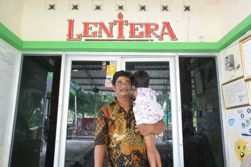 Puger Mulyono menggendong balita pengidap AIDS di Yayasan Lentera Solo, Jawa Tengah, 13 Februari 2019. (Kusumasari Ayuningtyas/BeritaBenar)