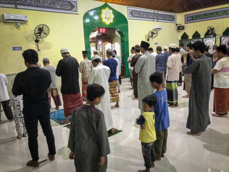 Meski ada anjuran pemerintah setempat agar kaum Muslim tidak melakukan kegiatan berkelompok dalam jumlah besar di masjid selama Ramadan guna memutus rantai penyebaran virus corona, sejumlah warga tetap melaksanakan salat tarawih berjamaah di sebuah masjid di Palu, Sulawesi Tengah, Jumat, 24 April 2020, walaupun mereka menerapkan jarak fisik satu sama lain. (Keisyah Aprilia/BenarNews)