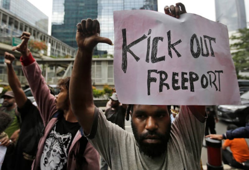 Activists give the thumb down sign during a protest against Freeport-McMoRan outside the building that houses the U.S. mining giant's offices in Jakarta, April 7, 2017. [AP]