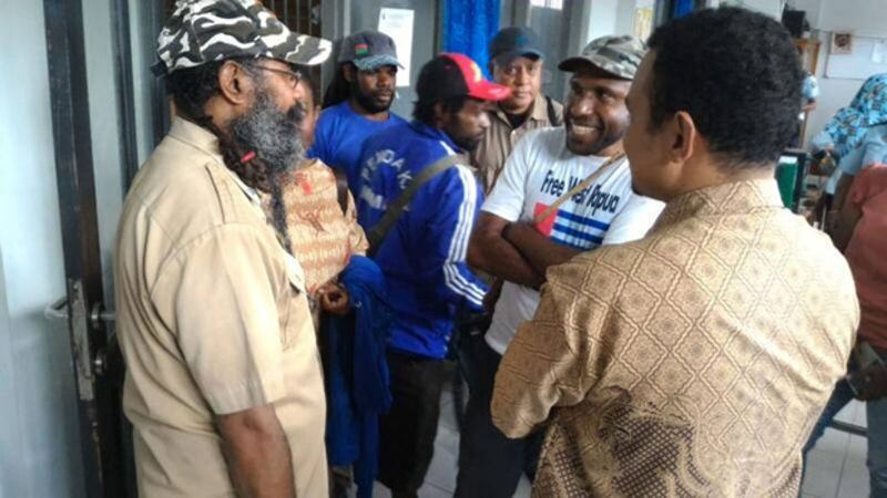 Filep Karma berbincang-bincang dengan para penjemputnya sesaat sebelum dibebaskan dari LP Abepura, 19 November 2015. (BeritaBenar)
