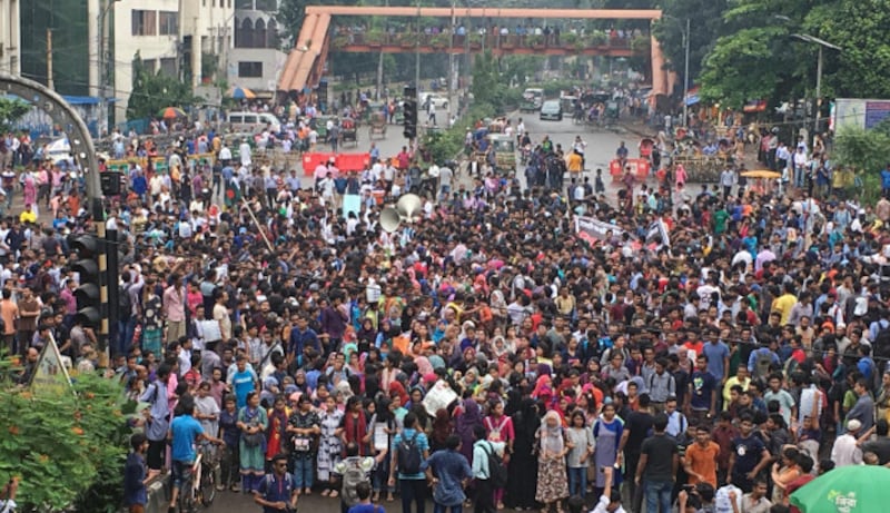 Students gather in Dhaka to join the protests demanding road safety, Aug. 5, 2019. [BenarNews] 