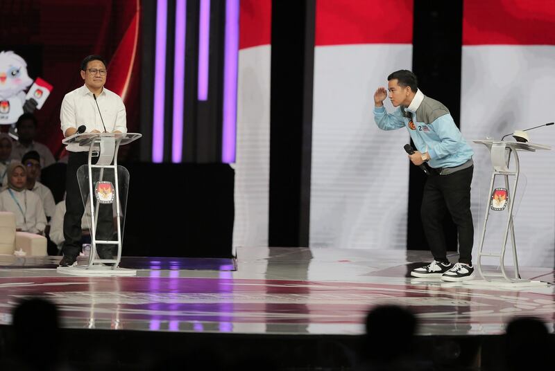 Gibran Rakabuming Raka (kanan) yang saat itu adalah calon wakil presiden (cawapres) untuk kandidat presiden Prabowo Subianto menunjukkan gestur yang dinilai oleh banyak pengamat sebagai mengolok-olok cawapres Mohammad Mahfud MD dalam debat cawapres yang disiarkan di TV, sementara cawapres lainnya Muhaimin Iskandar tampak mengamati, di Jakarta, 21 Januari 2024. [Eko Siswono Toyudho/BenarNews]