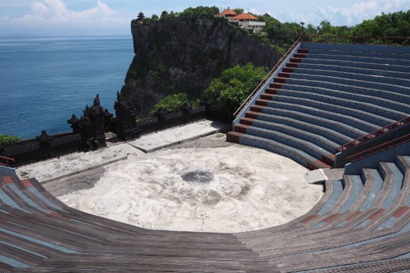 Teater terbuka tempat pementasan tari kecak di Pura Uluwatu, Bali, yang biasanya selalu penuh pada saat sore hari, tampak lengang di tengah pandemi virus corona, 7 April 2020. [Anton Muhajir/BenarNews]