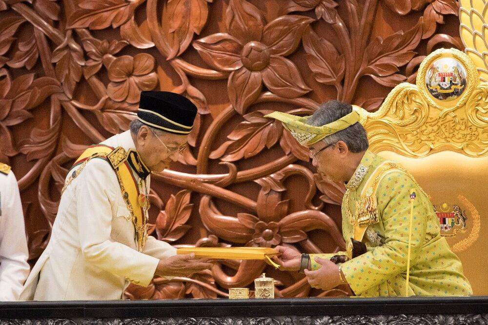 Perdana Menteri Malaysia Mahathir Mohamad (kiri) mempersembahkan teks ucapan kepada Yang di-Pertuan Agong Sultan Abdullah Sultan Ahmad Shah pada istiadat perasmian persidangan Parlimen Ke-14 di Dewan Rakyat, Kuala Lumpur, 11 Mac 2019.