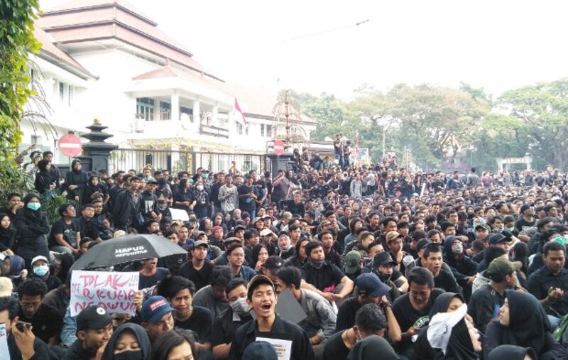 Ribuan mahasiswa berunjuk rasa di depan gedung Dewan Perwakilan Rakyat Daerah Kota Malang, Jawa Timur, 23 September 2019. (Eko Widianto/BeritaBenar)