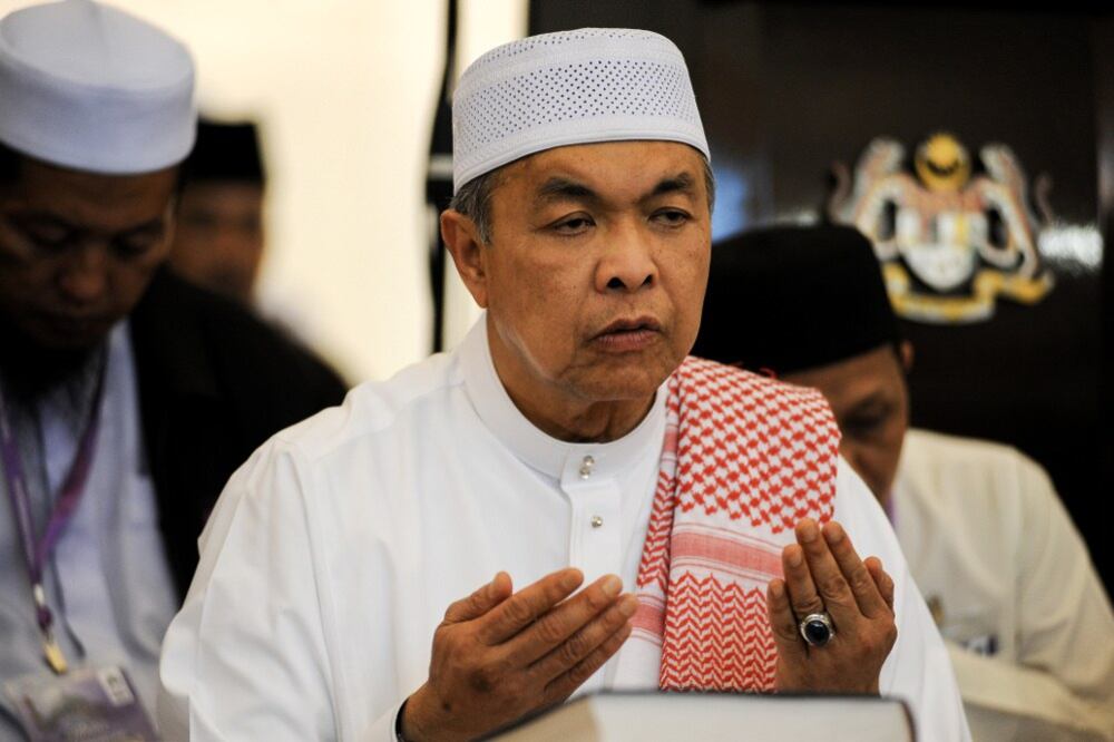 Timbalan Perdana Menteri Malaysia, Ahmad Zahid Hamidi sedang berdoa selepas solat di Masjid Wilayah Persekutuan di Kuala Lumpur, 20 Mei, 2017.