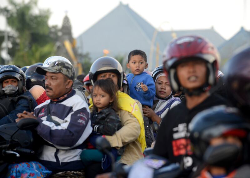 Para pemudik Lebaran menggunakan sepeda motor menunggu kapal feri yang akan menyeberangkan mereka ke Jawa Timur dari pelabuhan Gilimanuk di Bali, 1 Juni 2019.