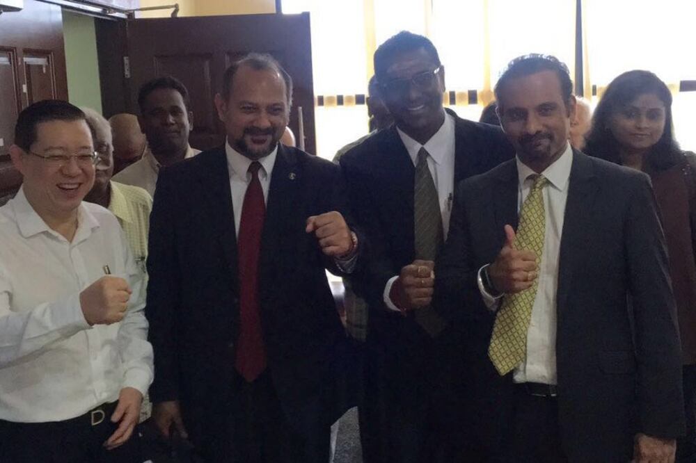 Ketua Menteri Pulau Pinang Lim Guan Eng bersama peguam Gobind Singh Deo, ADUN Seri Delima, R.S.N Rayer dan seorang lagi peguam Ramkarpal Singh di luar Mahkamah Seksyen Georgetown selepas Rayer dibebaskan dari pertuduhan hasutan, 28 Julai 2016.