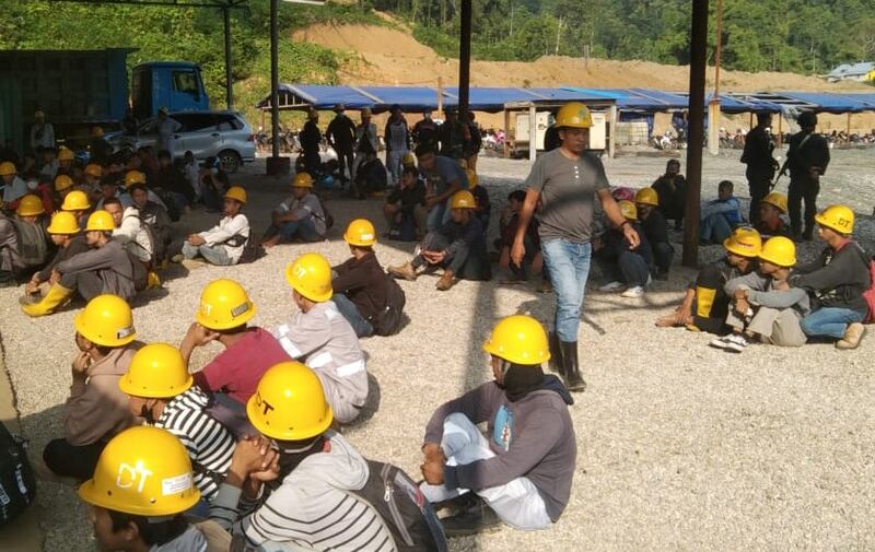 Sejumlah karyawan lokal berkumpul sebelum memulai pekerjaan di kawasan PT Gunbuster Nickel Industry di Morowali Utara, Sulawesi Tengah, Selasa, 17 Januari 2023. [Rudin/BenarNews]