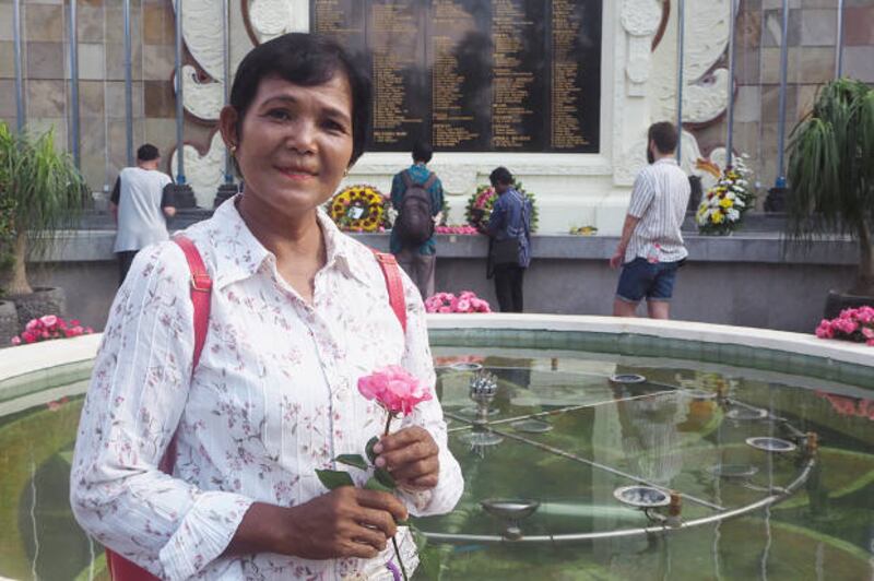Ngesti Puji Rahayu, salah seorang korban bom Bali, berpose di depan Monumen Bom Bali, 12 Oktober 2018.
