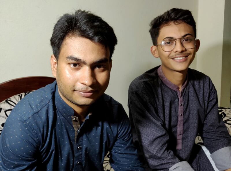 ভূমধ্যসাগরে ১০ মে রাতের নৌকাডুবির ঘটনায় বেঁচে যাওয়া ১৪ জন বাংলাদেশির একজন নোয়াখালীর বেগমগঞ্জের মঞ্জুর আলম হিমেল (বামে) দেশে ফিরেছেন ১৯ জুন। ছবিটি ঢাকায় তাঁর এক আত্মীয়ের বাসা থেকে তোলা। ২১ জুন ২০১৯।