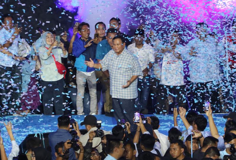 Prabowo Subianto di tengah para pendukungnya merayakan kemenangannya sebagai presiden dalam Pemilu 2024 berdasarkan hitung cepat, di Jakarta, 14 Februari 2024. [Eko Siswono Toyudho/BenarNews]