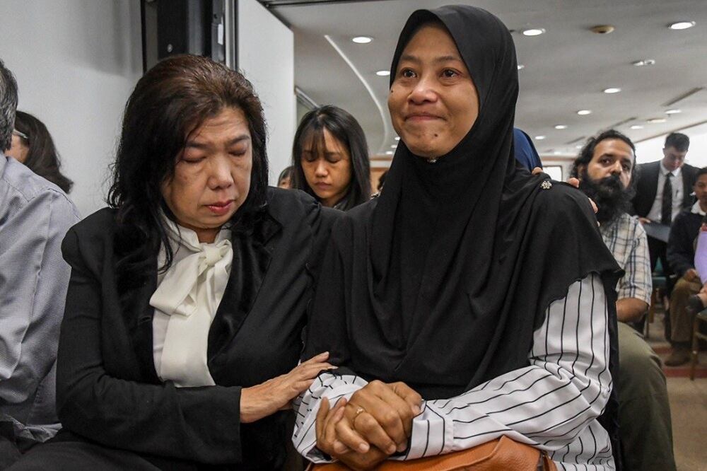 Susanna Liew (kiri) cuba mententeramkan Norhayati Mohd Ariffin selepas menghadiri sidang media oleh Suruhanjaya Hak Asasi Manusia (Suhakam) mengenai laporan hasil penemuan siasatan keatas kehilangan suami-suami mereka di Kuala Lumpur, 3 April, 2019.