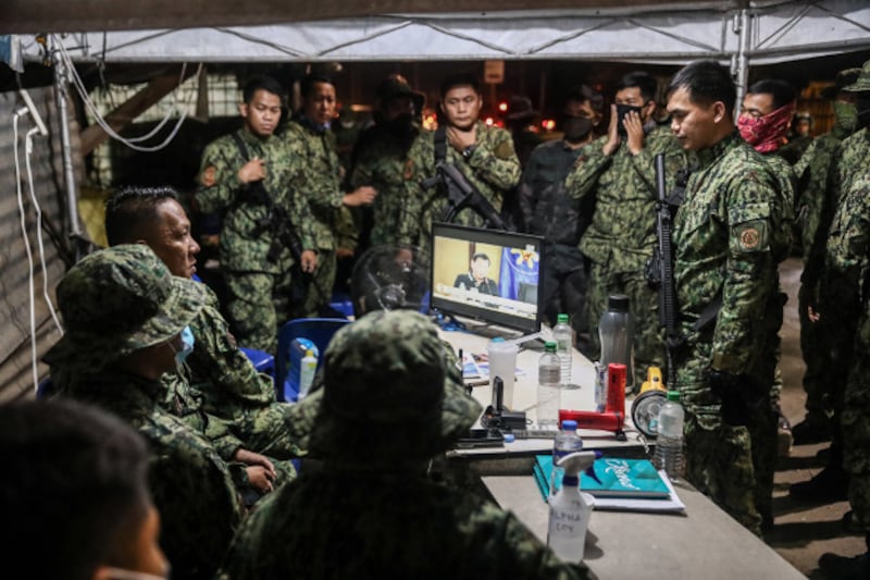 Police in Manila gather at a command outpost as they prepare to enforce President Rodrigo Duterte's Luzon-wide lockdown, March 16, 2020. [Basilio Sepe/BenarNews]