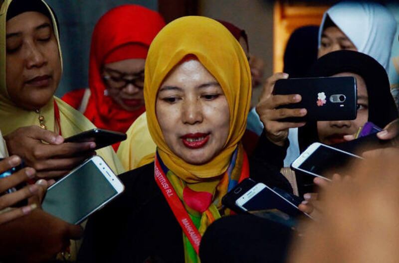 Seorang pemohon uji materi, Euis Sunarti, memberikan keterangan kepada wartawan usai sidang di Mahkamah Konstitusi, Jakarta, 14 Desember 2017. (Arie Firdaus/BeritaBenar)