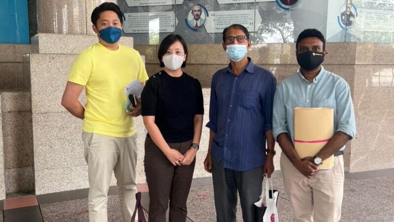 মালয়েশিয়ার অভিবাসন বিভাগের আটককেন্দ্র থেকে মুক্তি পাবার পর পুত্রজায়ায় নিজের আইনজীবী ও বন্ধুদের সাথে সাবেক রাষ্ট্রদূত খায়রুজ্জামান (ডান থেকে দ্বিতীয়।) ১৬ ফেব্রুয়ারি ২০২২। [সৌজন্যে: জিও চো ইং।